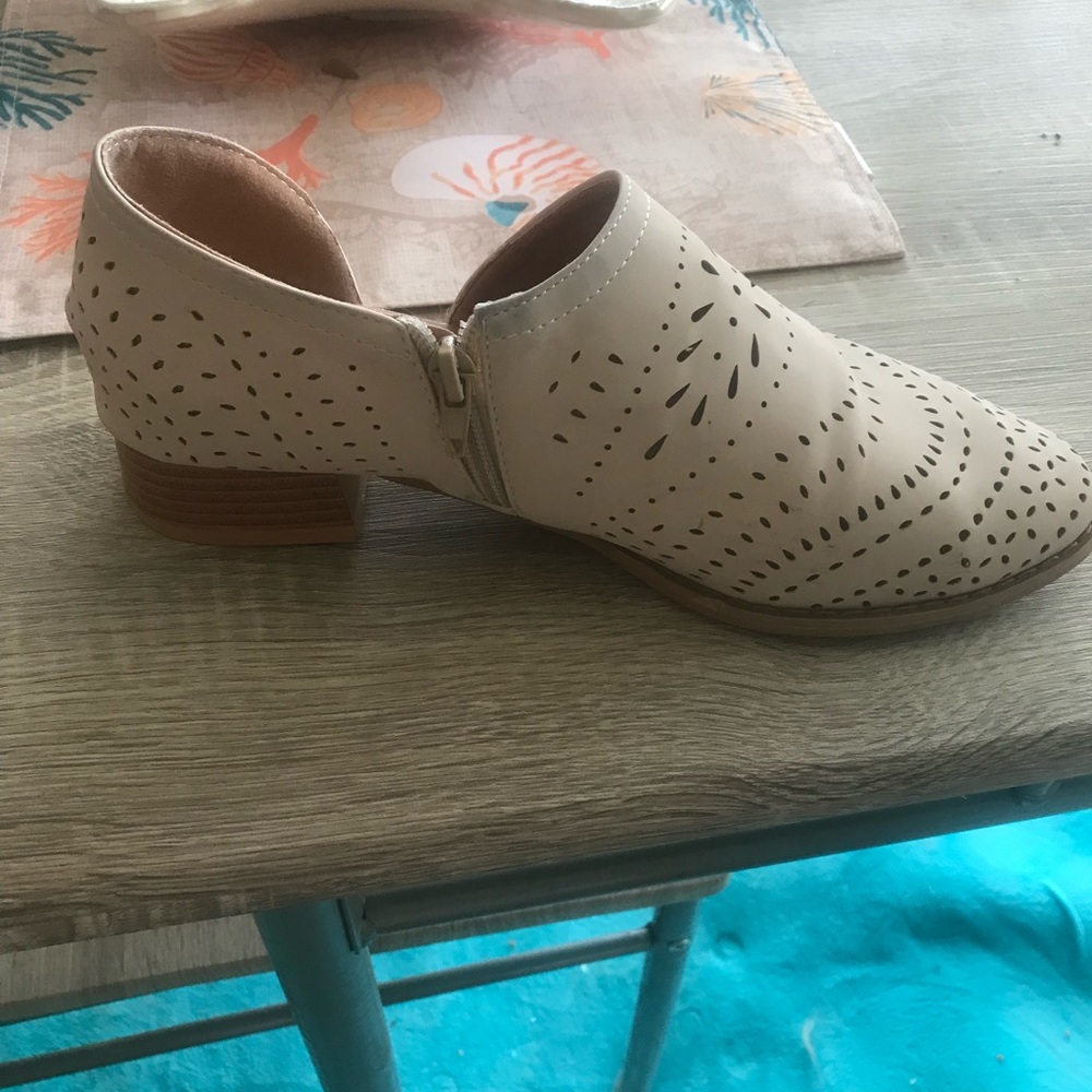 White designed flats - Picture 2 of 3